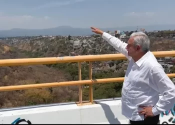 Anuncia AMLO construcción de 2 mil viviendas, pese a veda