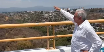 Anuncia AMLO construcción de 2 mil viviendas, pese a veda