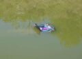 Conductora cae con todo y camioneta a canal en Reynosa