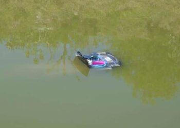 Conductora cae con todo y camioneta a canal en Reynosa