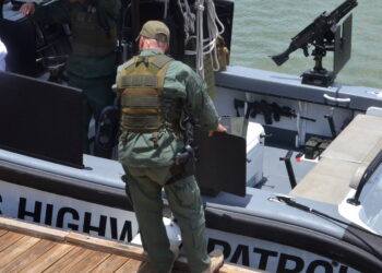 Más de 233 mil aprehensiones de migrantes bajo operativo Lone Star.