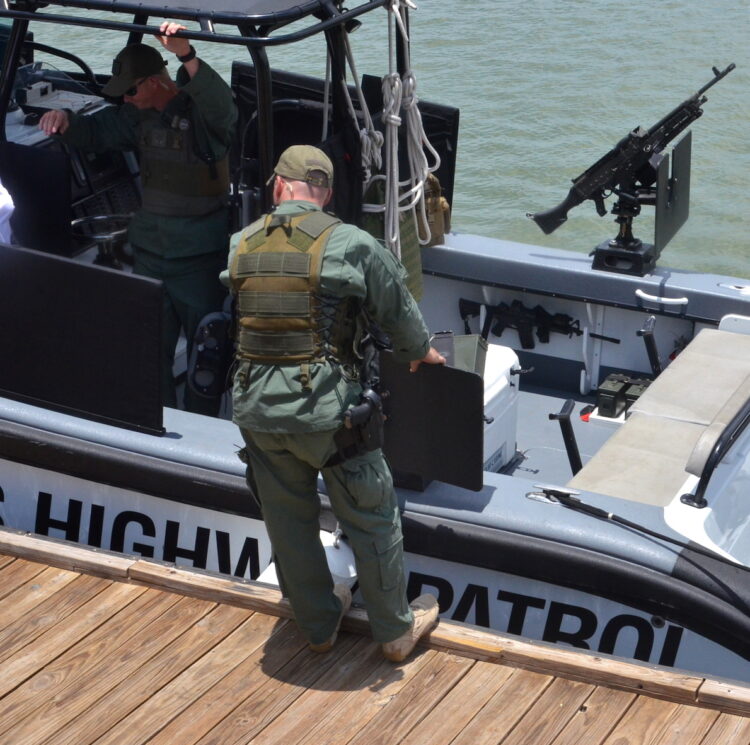 Más de 233 mil aprehensiones de migrantes bajo operativo Lone Star.