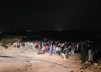 Detienen a más de 300 migrantes en Texas