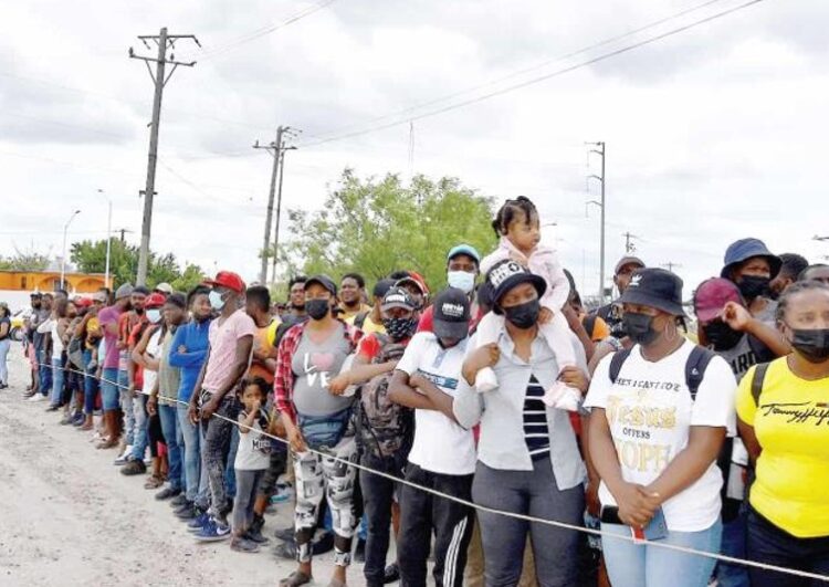 Migrantes de la plaza, la república, aceptan el censo, pero se niegan permanecer en albergue