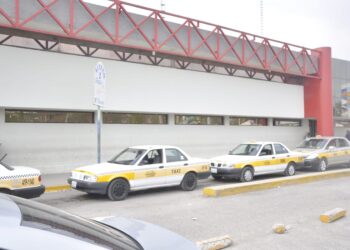 «Truenan» taxistas de Victoria contra Uber y Didi