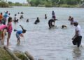 Reynosenses festejan el Domingo de pascua en el rio bravo