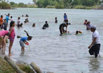 Reynosenses festejan el Domingo de pascua en el rio bravo
