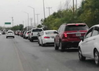 Vacacionistas saturan cruce de puentes fronterizos