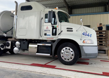 Revisiones a camiones mexicanos en Texas retrasa cadena de suministros alimenticios