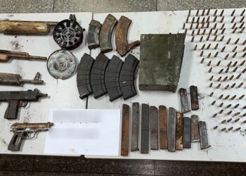 Vivía cerca de escuela, le encuentran arsenal de armas