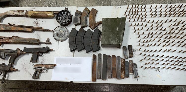 Vivía cerca de escuela, le encuentran arsenal de armas