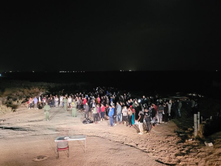 Hasta mil migramos por día detienen en El Paso