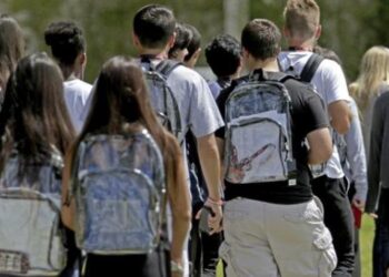 Se les obligara a usar solo mochilas transparentes en texas