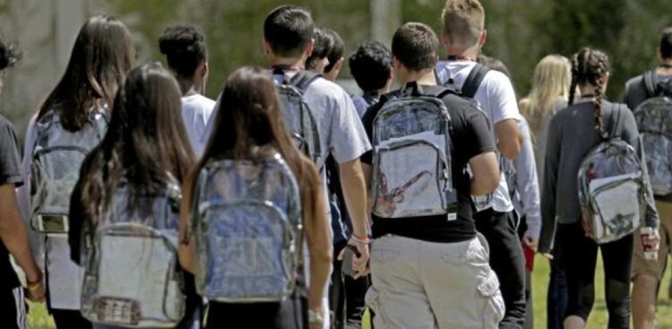 Se les obligara a usar solo mochilas transparentes en texas