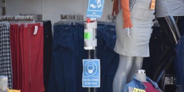 Quitan protocolo de sanitarios en negocios